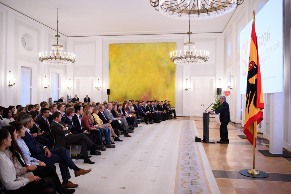 Bundespräsident Joachim Gauck hält eine Rede beim Zukunftsforum für Jugendliche '#DE2036 – Wie soll es aussehen, dieses Land? Deutschland in 20 Jahren' im Großen Saal von Schloss Bellevue 