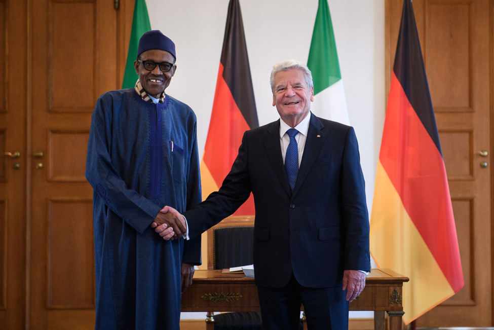 Bundespräsident Joachim Gauck mit dem Präsident der Bundesrepublik Nigeria, General Muhammadu Buhari, in der Galerie von Schloss Bellevue 