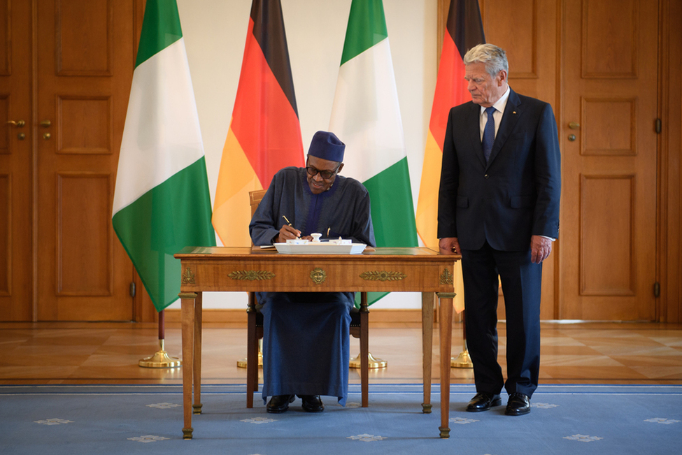 General Muhammadu Buhari, Präsident der Bundesrepublik Nigeria, trägt sich anlässlich eines Gesprächs mit Bundespräsident Joachim Gauck in das Gästebuch in der Galerie von Schloss Bellevue ein