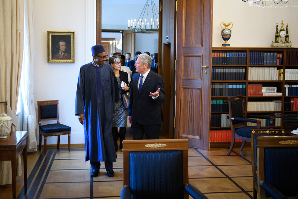 Bundespräsident Joachim Gauck mit dem Präsident der Bundesrepublik Nigeria, General Muhammadu Buhari, auf dem Weg ins Amtszimmer in Schloss Bellevue