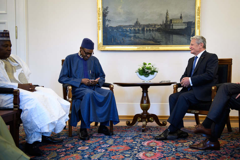 Bundespräsident Joachim Gauck im Austausch mit dem Präsident der Bundesrepublik Nigeria, General Muhammadu Buhari, im Amtszimmer von Schloss Bellevue