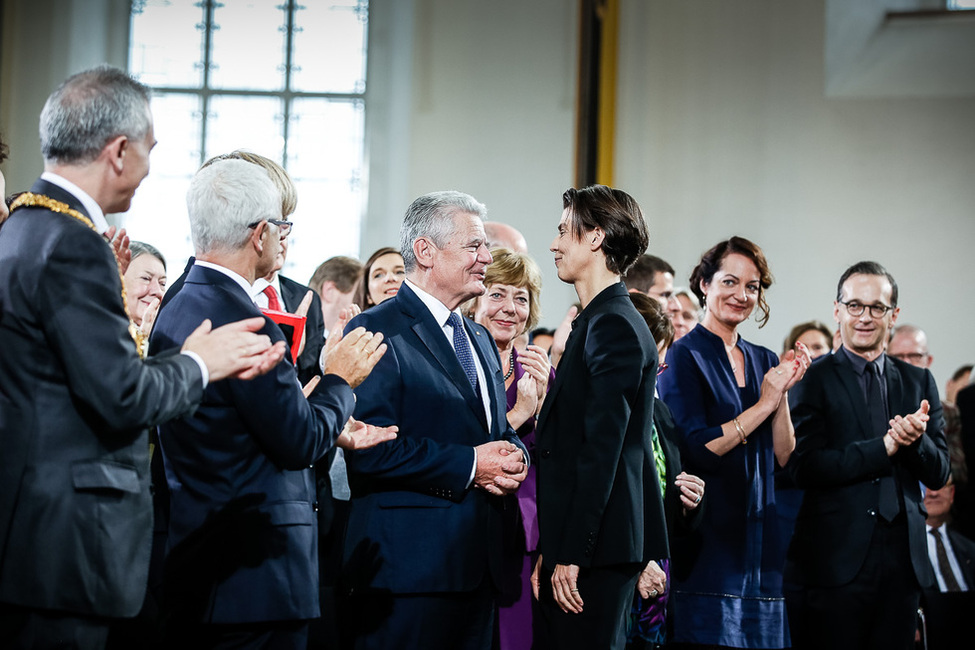 Bundespräsident Joachim Gauck gratuliert der Preisträgerin des Friedenspreises des Deutschen Buchhandels, Carolin Emcke, nach der Preisverleihung in der Paulskirche in Frankfurt am Main 