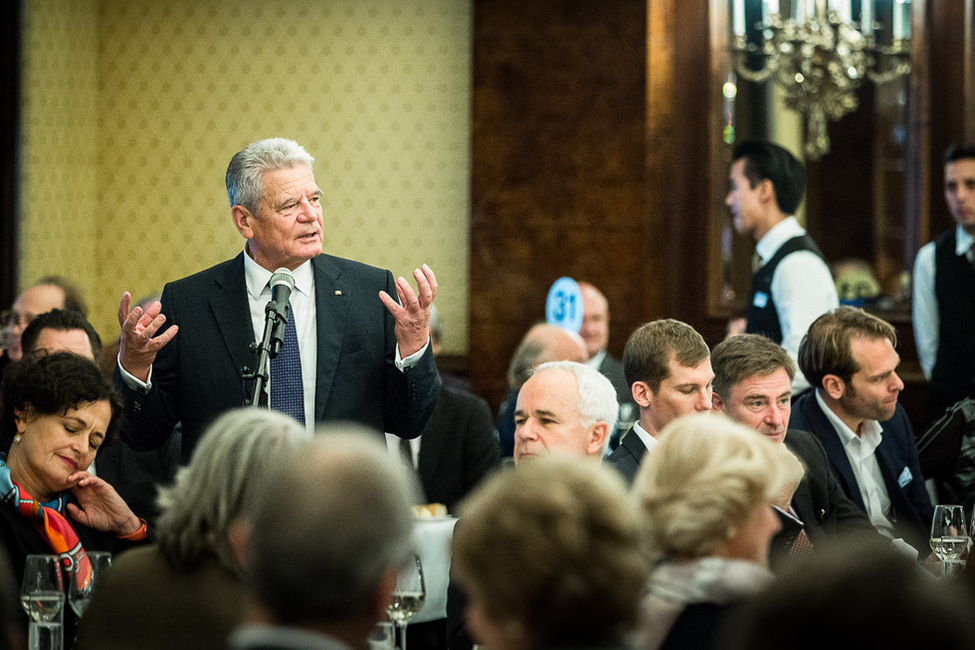 Bundespräsident Joachim Gauck hält einen Toast bei einem Mittagessen anlässlich der Verleihung des Friedenspreises des Deutschen Buchhandels 2016 an Carolin Emcke in Frankfurt am Main 