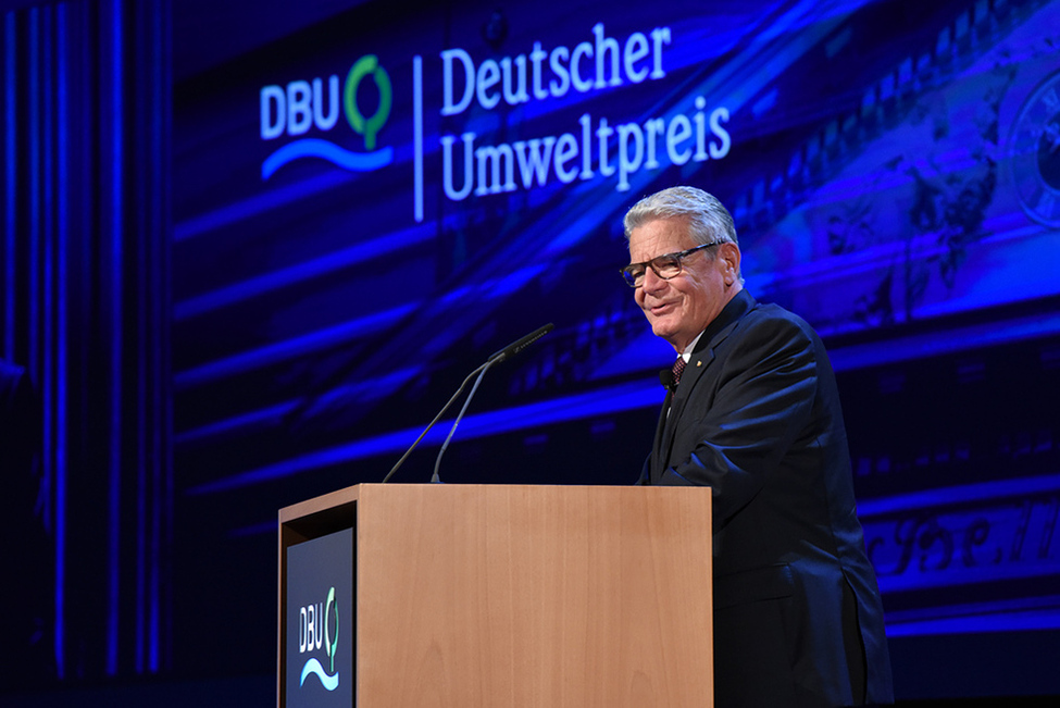 Bundespräsident Joachim Gauck hält eine Ansprache bei der Verleihung des Deutschen Umweltpreises 2016 im Festsaal des Congress Centrums in Würzburg 