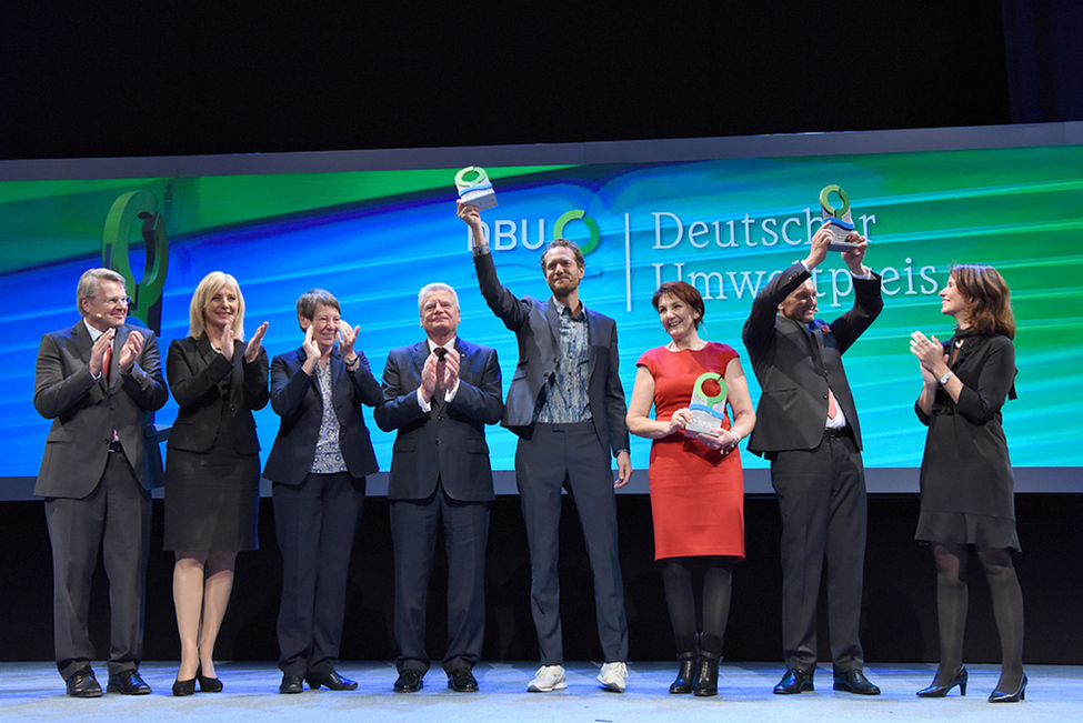 Bundespräsident Joachim Gauck hält mit den Preisträgern Bas van Abel, Angelika Mettke und Walter Feeß bei der Verleihung des Deutschen Umweltpreises 2016 im Festsaal des Congress Centrums in Würzburg 