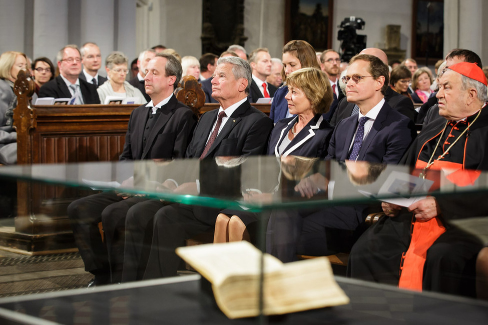 Bundespräsident Joachim Gauck nimmt gemeinsam mit Daniela Schadt am Gottesdienst zur Eröffnung des Reformationsjubiläums 2017 in der St. Marienkirche in Berlin teil 
