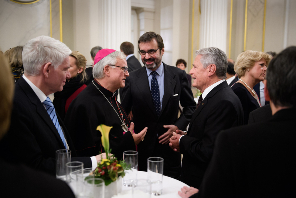 Bundespräsident Joachim Gauck im Austausch mit dem Erzbischof von Berlin, Heiner Koch, beim Festakt '500 Jahre Reformation' im Konzerthaus in Berlin 