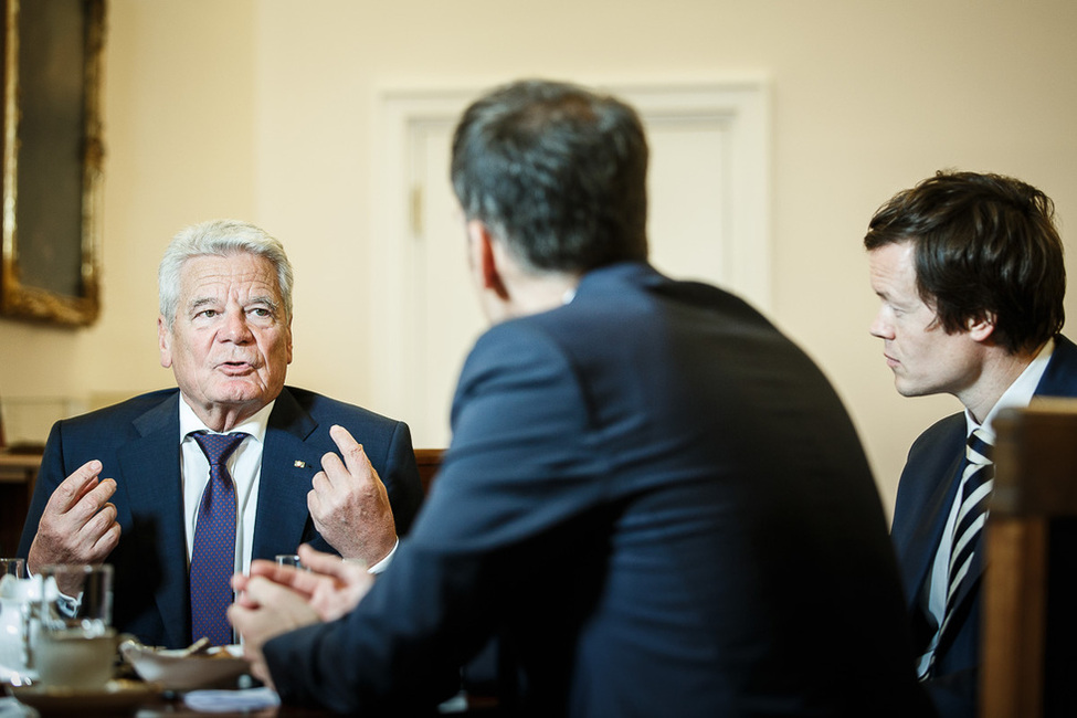 Bundespräsident Joachim Gauck beim Gespräch mit Florian Gathmann, Florian Harms und Roland Nelles im Amtszimmer bei einem Interview mit Spiegel Online 