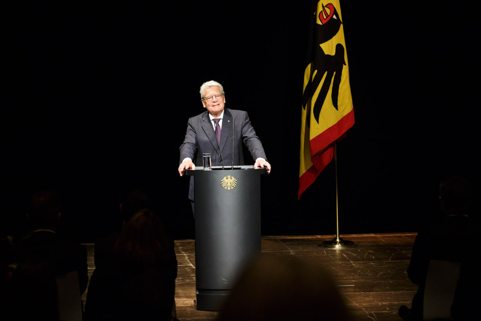 Bundespräsident Joachim Gauck hält eine Rede anlässlich der Verleihung des Silbernen Lorbeerblattes an die Medaillengewinner der Olympischen und Paralympischen Spiele in Radialsystem in Berlin 