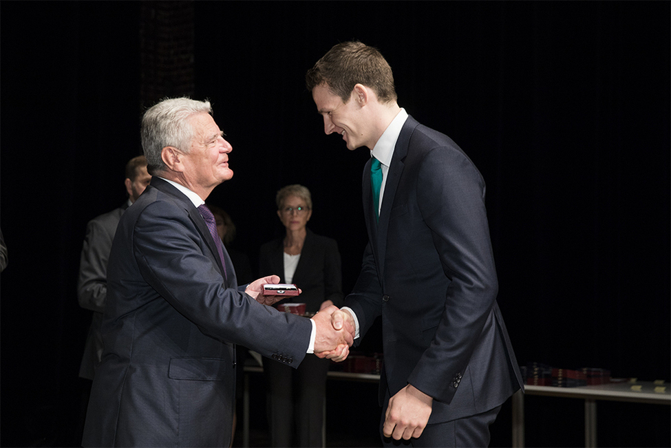 Bundespräsident Joachim Gauck übergibt das Silberne Lorbeerblatt an den Kanuten Malte Jakschik bei der Verleihung des Silbernen Lorbeerblattes an die Medaillengewinner der Olympischen und Paralympischen Spiele in Radialsystem in Berlin 