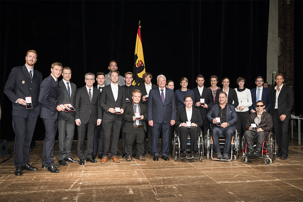 Bundespräsident Joachim Gauck bei einem Gruppenbild mit Leichtathletinnen und Leichtathleten bei der Verleihung des Silbernen Lorbeerblattes an die Medaillengewinner der Olympischen und Paralympischen Spiele in Radialsystem in Berlin 