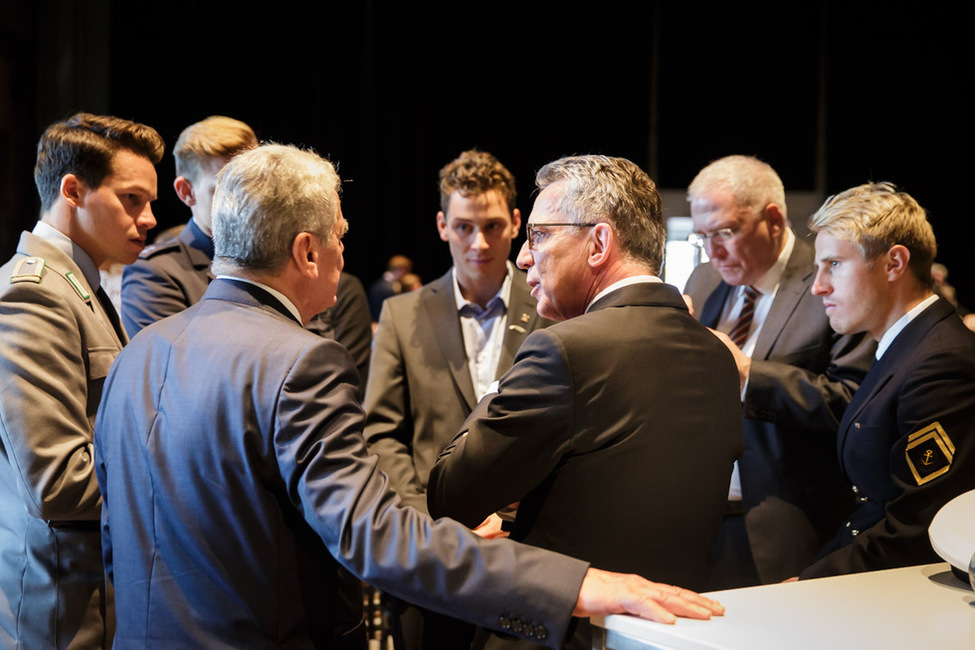 Bundespräsident Joachim Gauck bei der Begegnung mit Sportlerinnen und Sportlern beim anschließenden Empfang bei der Verleihung des Silbernen Lorbeerblattes an die Medaillengewinner der Olympischen und Paralympischen Spiele in Radialsystem in Berlin