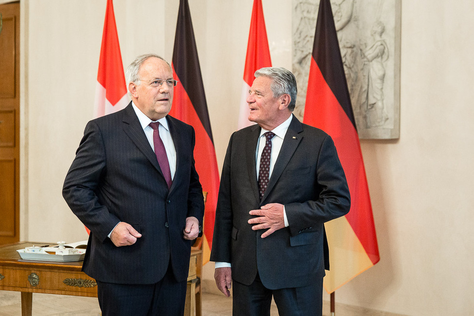Bundespräsident Joachim Gauck mit dem Bundespräsidenten der Schweizerischen Eidgenossenschaft, Johann Niklaus Schneider-Ammann, in der Eingangshalle von Schloss Bellevue 