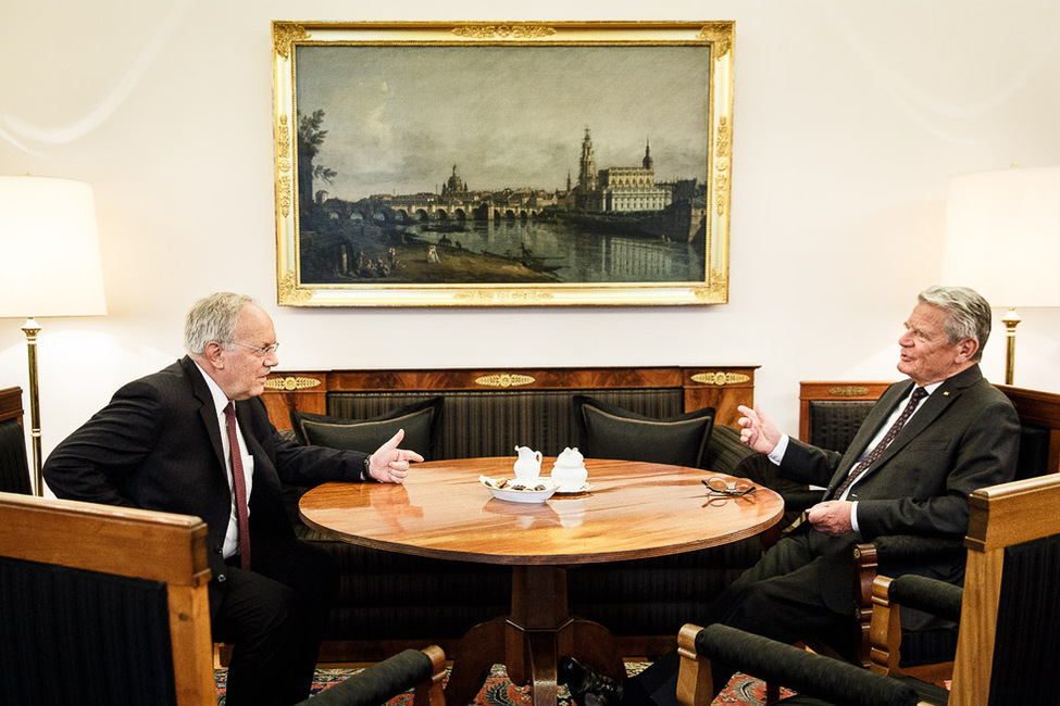 Bundespräsident Joachim Gauck tauscht sich mit dem Bundespräsidenten der Schweizerischen Eidgenossenschaft, Johann Niklaus Schneider-Ammann, im Amtszimmer von Schloss Bellevue aus 