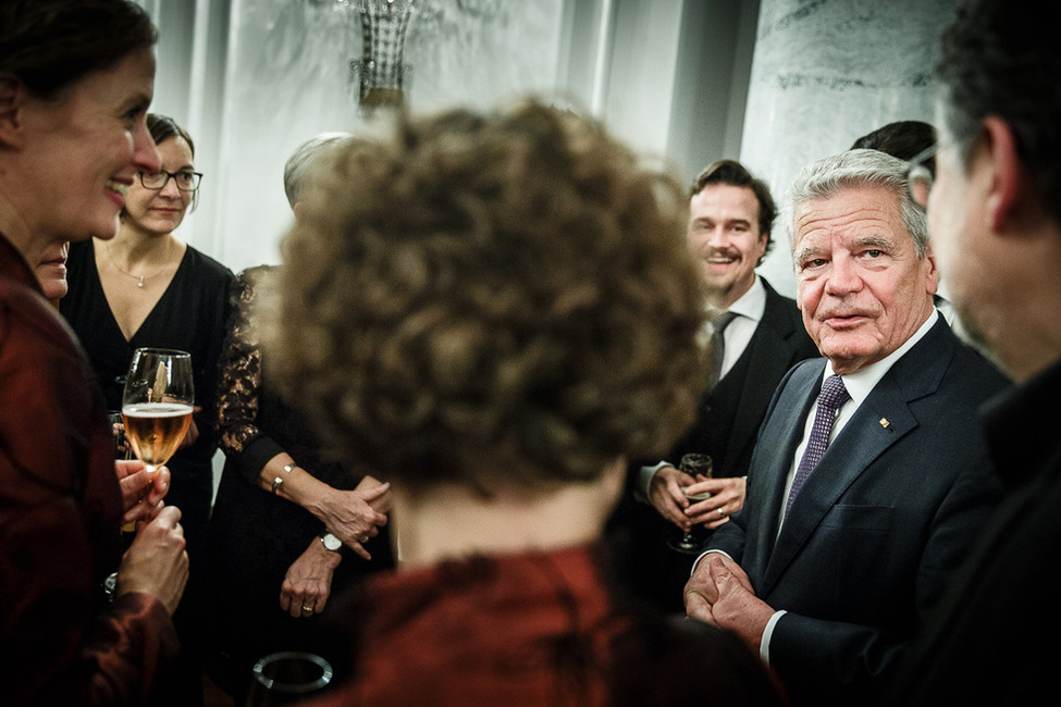 Bundespräsident Joachim Gauck beim Austausch mit Musikerinnen und Musikern von Capella de la Torre bei der musikalisch-literarischen Soiree zum Auftakt des Reformationsjubiläums