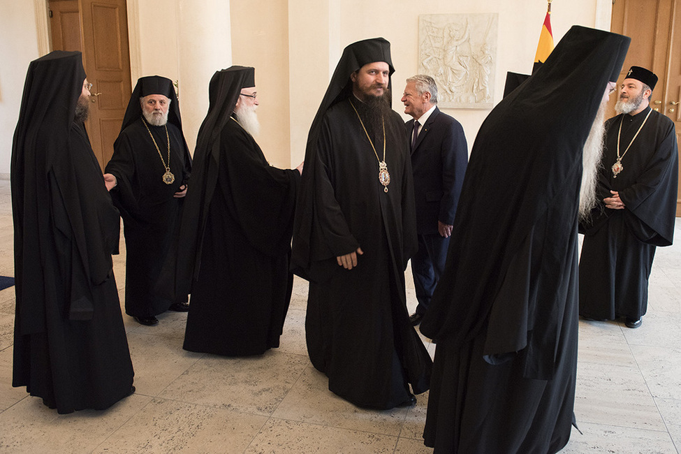 Bundespräsident Joachim Gauck begrüßt die Mitglieder der Orthodoxen Bischofskonferenz in der Eingangshalle
