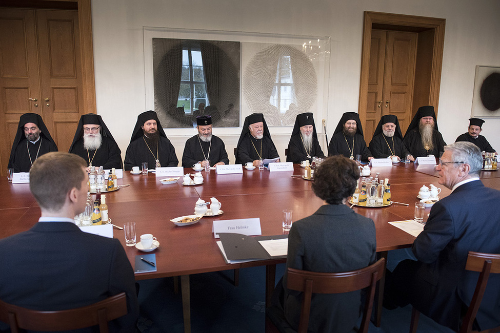 Bundespräsident Joachim Gauck beim Gespräch mit den Mitgliedern der Orthodoxen Bischofskonferenz in der Galerie