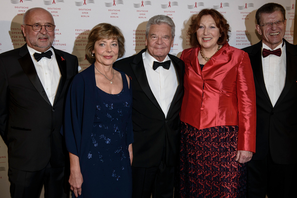 Bundespräsident Joachim Gauck und Daniela Schadt werden durch Stiftungsvorstandsvorsitzende Elisabeth Pott anlässlich der 23. Benefiz-Operngala der Deutschen AIDS-Stiftung vor der Deutschen Oper begrüßt
