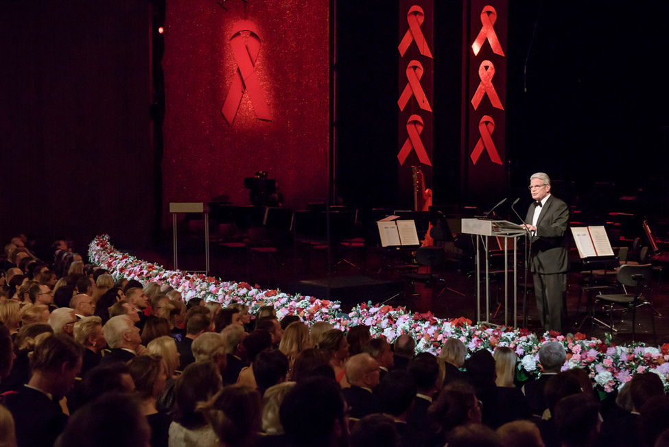 Bundespräsident Joachim Gauck hält eine Ansprache anlässlich der 23. Benefiz-Operngala der Deutschen AIDS-Stiftung in der Deutschen Oper in Berlin 