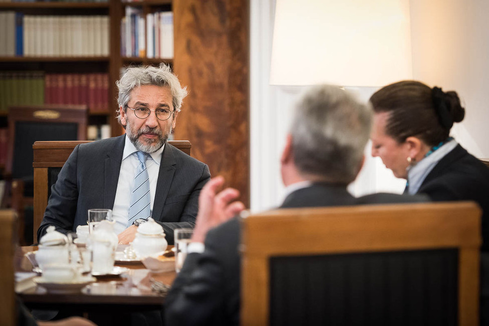 Bundespräsident Joachim Gauck im Gespräch mit dem ehemaligen Chefredakteur der türkischen Tageszeitung Cumhuriyet, Can Dündar, im Amtszimmer von Schloss Bellevue