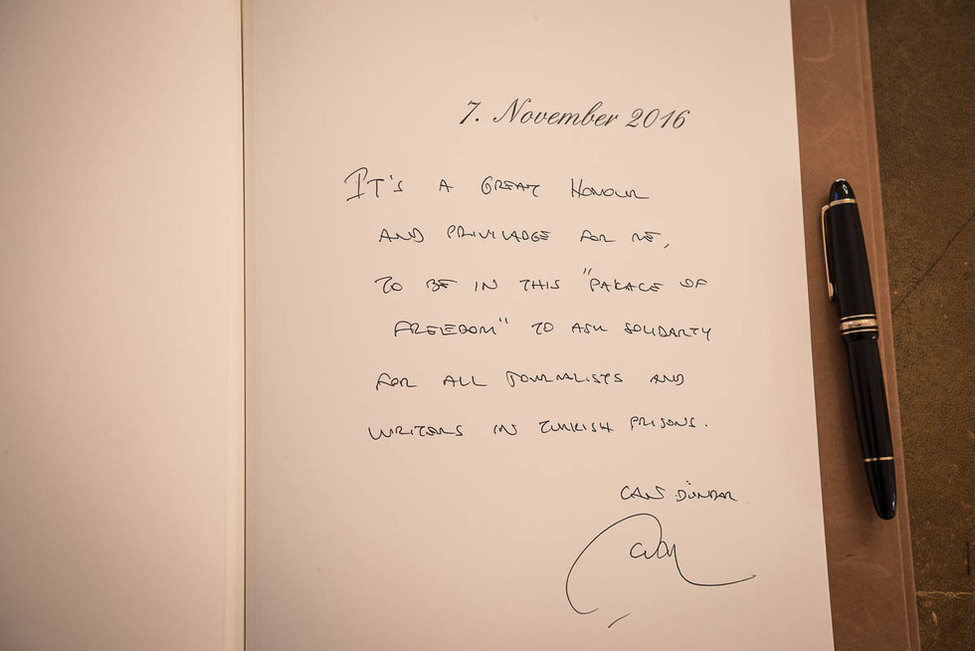 Schriftzug des Eintrags ins Gästebuch des Chefredakteurs der türkischen Tageszeitung Cumhuriyet, Can Dündar, anlässlich seines Gesprächs mit Bundespräsident Joachim Gauck in Schloss Bellevue 