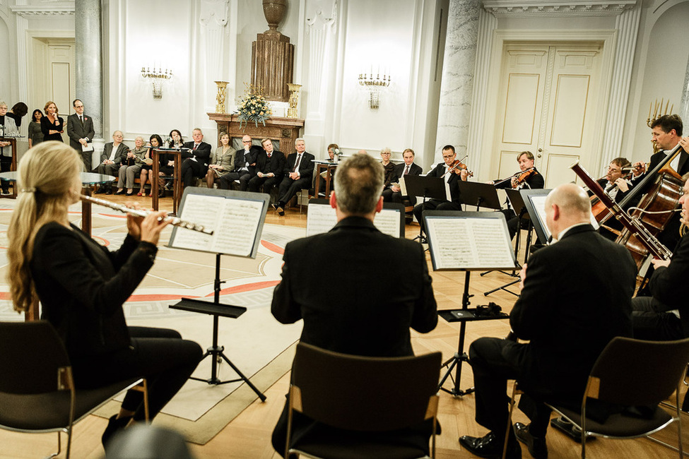 Bundespräsident Joachim Gauck lauscht dem Auftritt des Polyphonia Ensemble Berlin im Langhanssaal von Schloss Bellevue anlässlich des Wandelkonzerts des Deutschen Symphonie-Orchesters