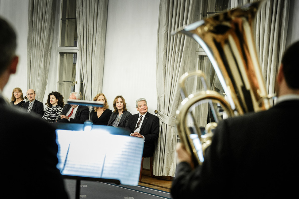 Bundespräsident Joachim Gauck lauscht dem Auftritt des Blechbläserquintett des Deutschen Symphonie-Orchesters Berlin in der Galerie von Schloss Bellevue anlässlich des Wandelkonzerts des Deutschen Symphonie-Orchesters