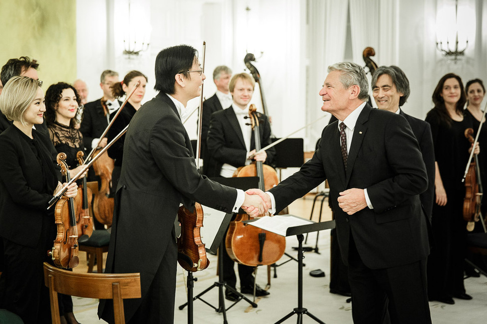 Bundespräsident Joachim Gauck beglückwünscht Mitglieder des Deutschen Symphonie-Orchesters nach dem Auftritt unter der Leitung von Kent Nagano im Großen Saal von Schloss Bellevue anlässlich des Wandelkonzerts des Deutschen Symphonie-Orchesters