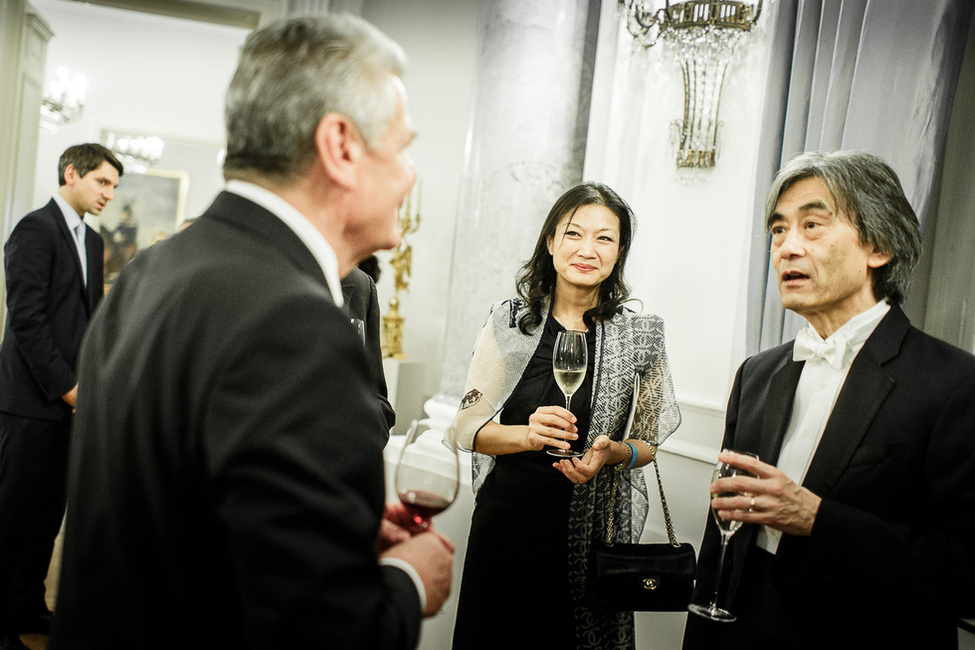 Bundespräsident Joachim Gauck beim Austausch mit dem Dirigenten Kent Nagano beim Empfang anlässlich des Wandelkonzerts des Deutschen Symphonie-Orchesters in Schloss Bellevue 