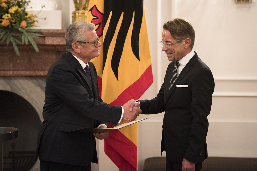 Bundespräsident Joachim Gauck bei der Aushändigung der Ruhestandsurkunde an Reinhard Gaier im Langhanssaal von Schloss Bellevue anlässlich des Richterwechsels am Bundesverfassungsgericht