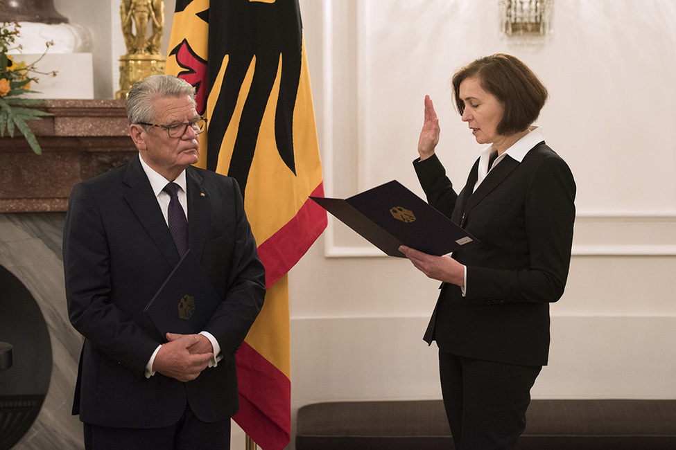 Bundespräsident Joachim Gauck bei der Aushändigung der Ernennungsurkunde und Vereidigung von Yvonne Ott zur Bundesverfassungsrichterin im Langhanssaal von Schloss Bellevue anlässlich des Richterwechsels am Bundesverfassungsgericht