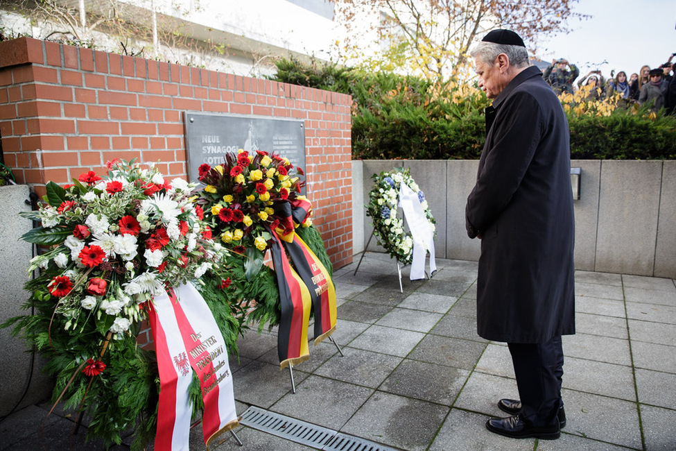 Bundespräsident Joachim Gauck hat einen Kranz an der Gedenktafel der zerstörten Synagoge niedergelegt zur Erinnerung an die Pogromnacht vom 9. November 1938