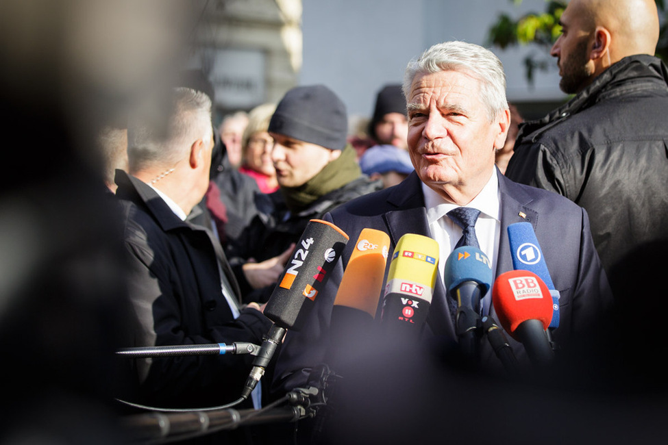 Bundespräsident Joachim Gauck gibt den Medien ein Statement zum Ausgang der Präsidentschaftswahlen in den Vereinigten Staaten von Amerika 