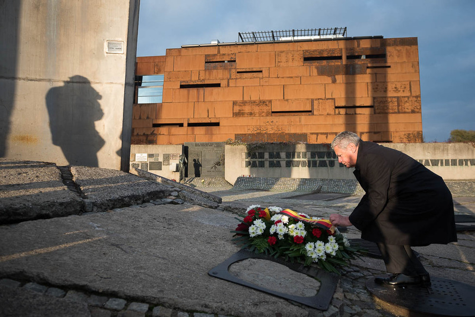 Bundespräsident Joachim Gauck bei der Kranzniederlegung am Denkmal für die gefallenen Werftarbeiter anlässlich seines Besuchs des Europäischen Zentrums der Solidarität in Danzig in Polen 