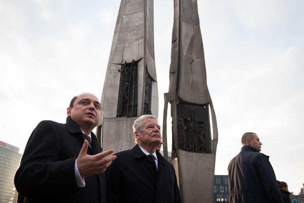 Bundespräsident Joachim Gauck bei der Führung durch das historische Werfttor durch den Direktor Basil Kerski anlässlich seines Besuchs des Europäischen Zentrums der Solidarität in Danzig in Polen 