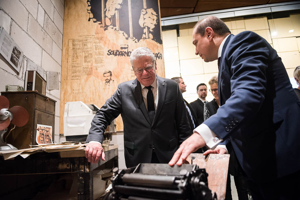 Bundespräsident Joachim Gauck beim Rundgang durch die Ausstellung mit dem Direktor, Basil Kerski, anlässlich seines Besuchs des Europäischen Zentrums der Solidarität in Danzig in Polen 