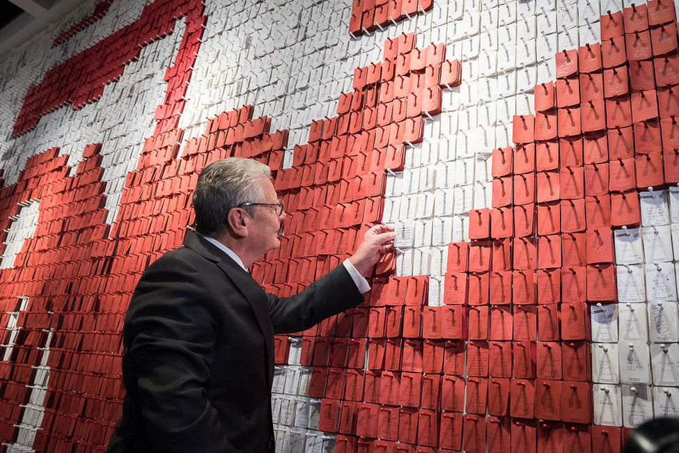 Bundespräsident Joachim Gauck bei der Anbringung eines Zettels an einer Wandinstallation der Ausstellung des Europäischen Zentrums der Solidarität anlässlich seines Besuchs in Danzig in Polen 