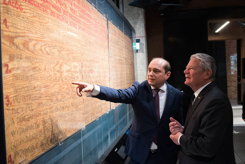 Bundespräsident Joachim Gauck bei der Besichtigung der Ausstellung des Europäischen Zentrums der Solidarität anlässlich seines Besuchs in Danzig in Polen 