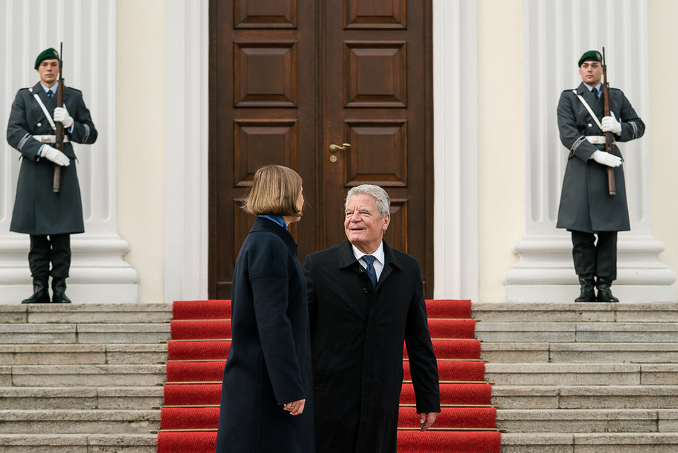 Bundespräsident Joachim Gauck begrüßt Kersti Kaljulaid am Schlossportal anlässlich des Antrittsbesuchs der Präsidentin der Republik Estland  in Schloss Bellevue  