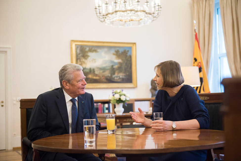 Bundespräsident Joachim Gauck im Gespräch mit der Präsidentin der Republik Estland, Kersti Kaljulaid, im Amtszimmer von Schloss Bellevue anlässlich ihres Antrittsbesuchs 