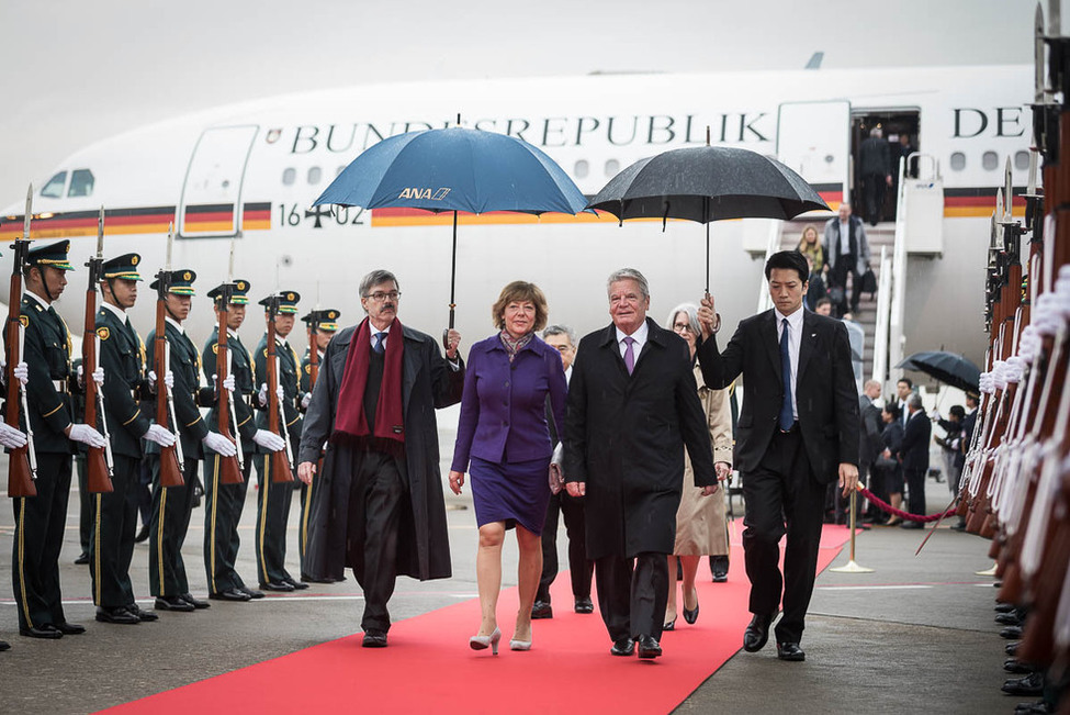 Bundespräsident Joachim Gauck und Daniela Schadt kommen auf dem Flughafen Tokyo Haneda an anlässlich des offiziellen Besuchs in Japan