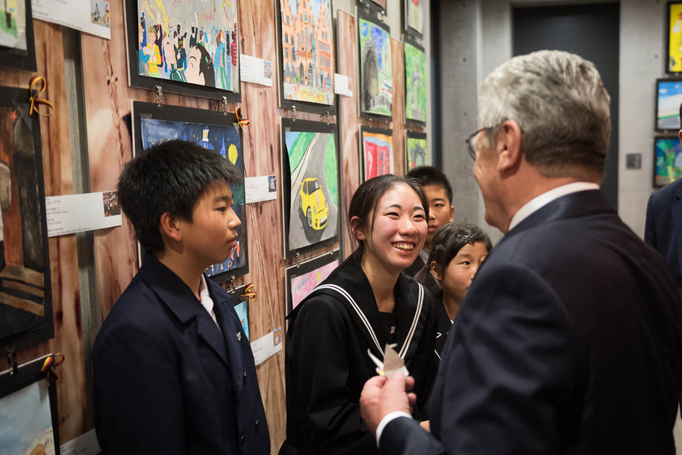 Bundespräsident Joachim Gauck bei einem Treffen mit Preisträgern des Schüler-Malwettbewerbs 'Watashi no Doitsu' anlässlich des offiziellen Besuchs in Japan