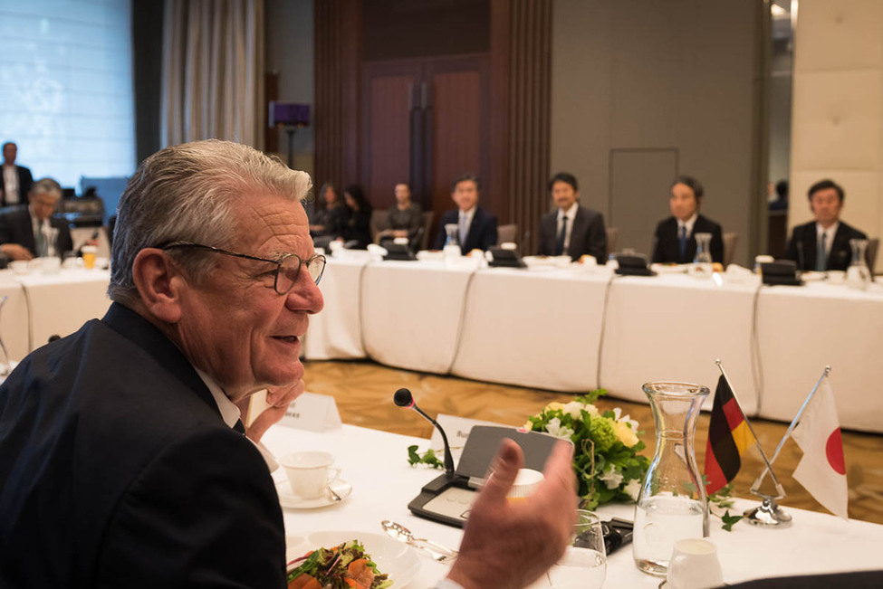 Bundespräsident Joachim Gauck bei einem Treffen mit anschließendem Mittagessen mit Wirtschaftsvertretern anlässlich des offiziellen Besuchs in Japan