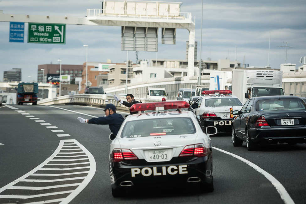 Verkehrsregelung während der Kolonnenfahrt anlässlich des offiziellen Besuchs in Japan