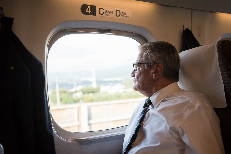 Bundespräsident Joachim Gauck fährt mit dem Shinkansen-Zug nach Kyoto anlässlich des offiziellen Besuchs in Japan