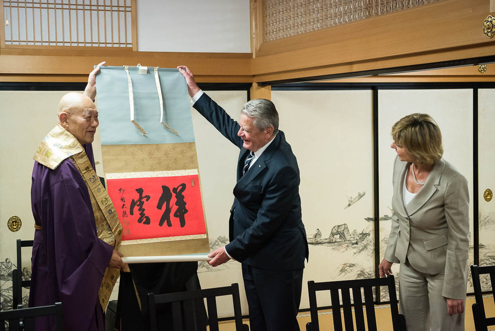 Bundespräsident Joachim Gauck und Daniela Schadt bei den Erläuterungen zur Geschichte des Ginkakuji-Tempels durch den Abt, Raitei Arima, anlässlich des offiziellen Besuchs in Japan