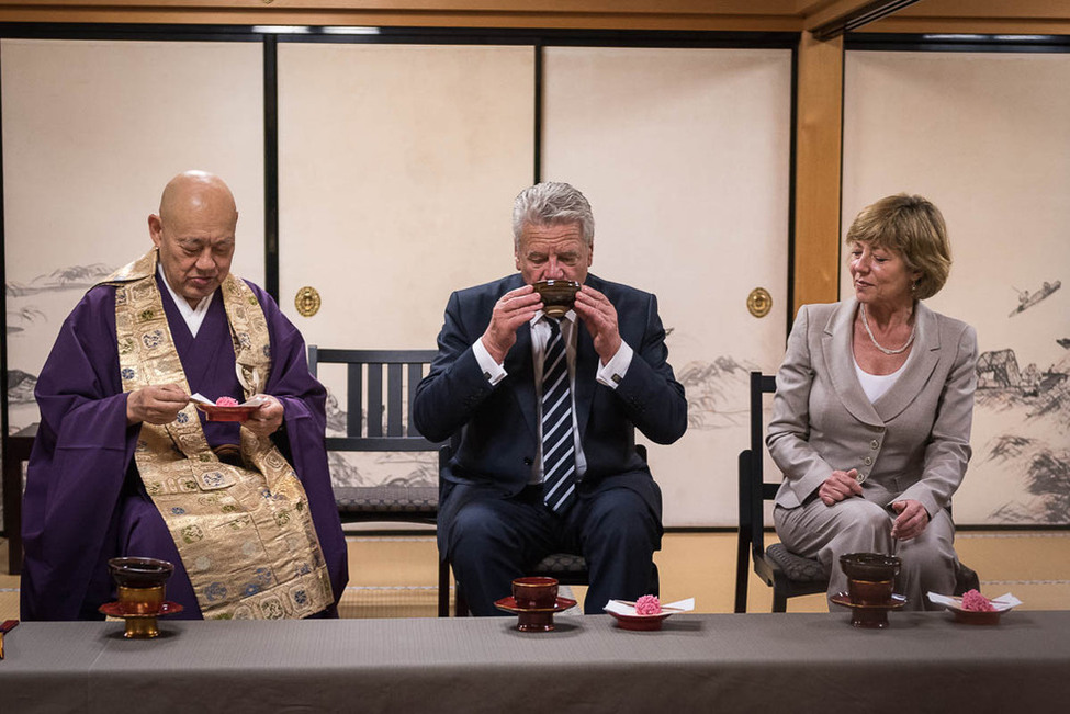 Bundespräsident Joachim Gauck und Daniela Schadt bei einer Teezeremonie mit dem Abt, Raitei Arima, im Ginkakuji-Tempel anlässlich des offiziellen Besuchs in Japan