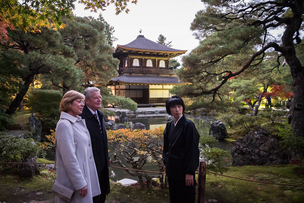 Bundespräsident Joachim Gauck und Daniela Schadt beim beim Rundgang durch den Ginkakuji-Tempel anlässlich des offiziellen Besuchs in Japan