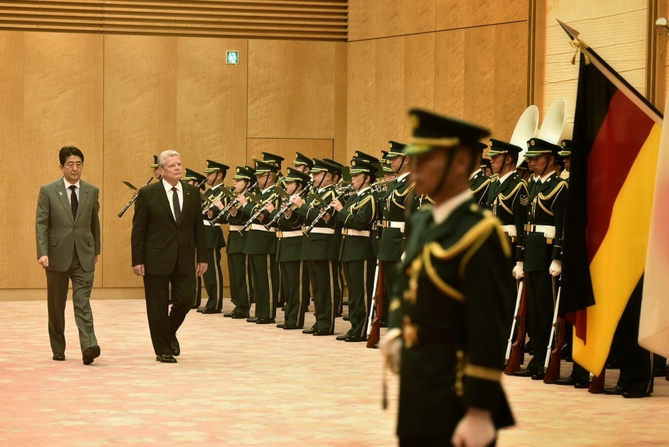 Bundespräsident Joachim Gauck bei der Begrüßung mit militärischen Ehren durch den Ministerpräsidenten von Japan, Shinzo Abe, vor der Großen Halle anlässlich des offiziellen Besuchs in Japan