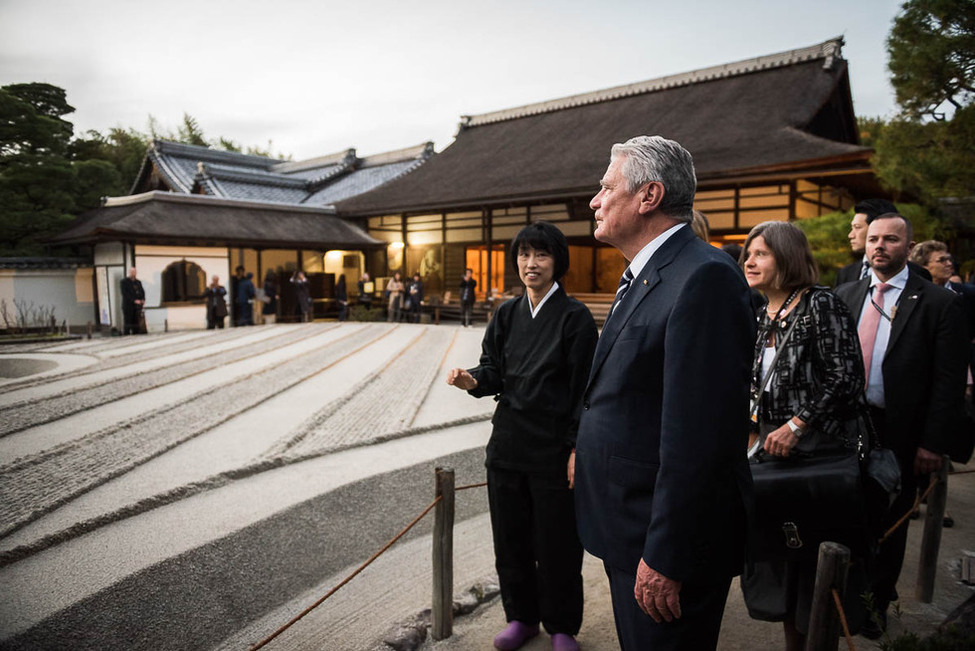 Bundespräsident Joachim Gauck beim Rundgang durch den Ginkakuji-Tempel anlässlich des offiziellen Besuchs in Japan